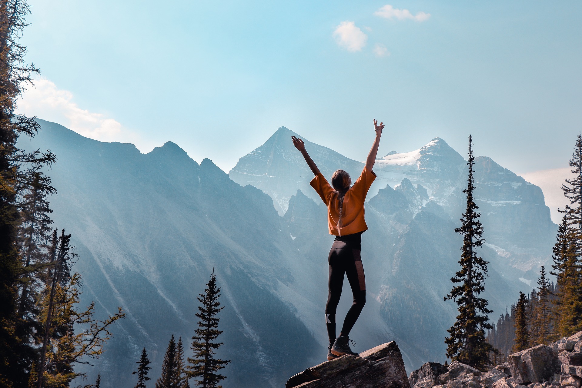 Female hiker in the mountains, living her best life thanks to Pro Chiro surrey chirorpactor.